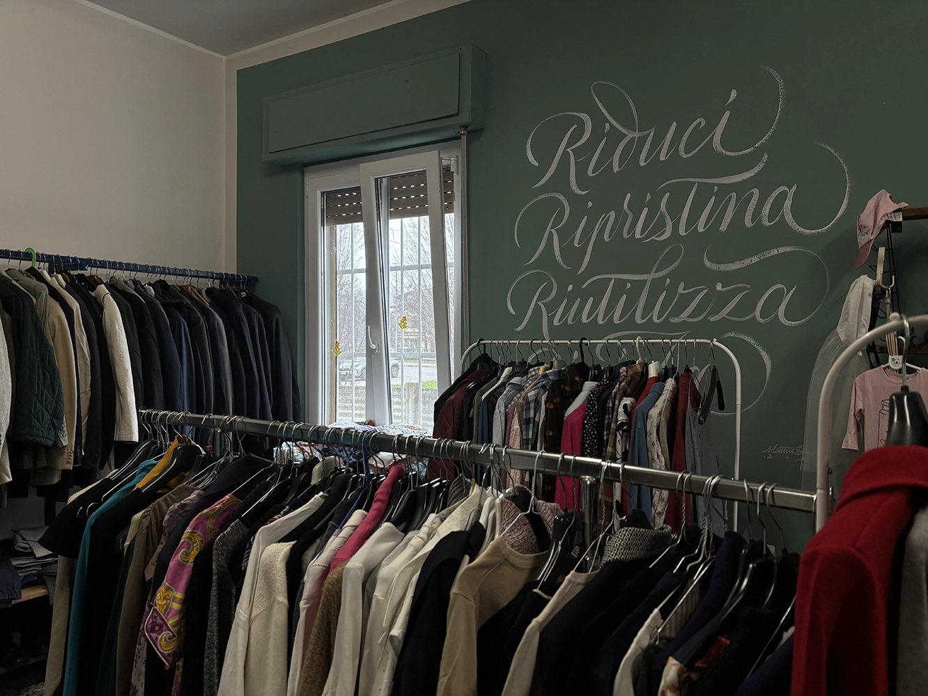 casa-del-riuso Casa del riuso, anteprima interno con appendini e vestiti.